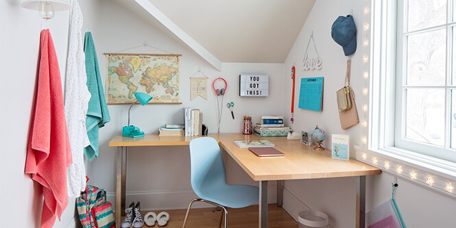 Un bureau d’étudiant personnalisé avec des accessoires fixés grâce à des Crochets et Languettes Command™
